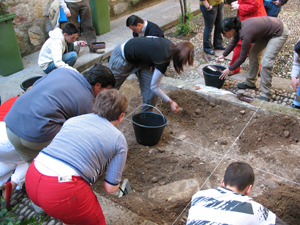 Algunos jóvenes disfrutando del taller de excavación